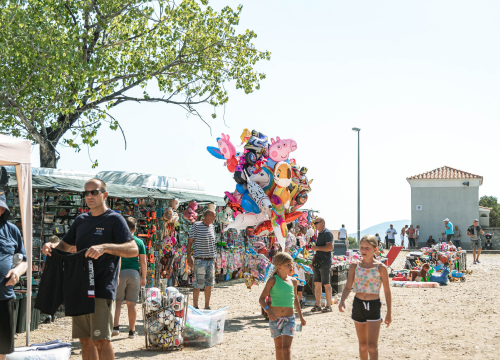 Fotografija 57 - Velik broj vjernika okupio se u marijanskom svetištu u Vrpolju: Misu predvodio biskup Rogić