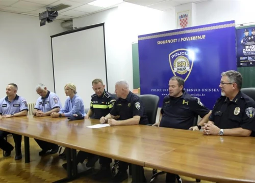 Fotografija 1 - Po Šibeniku i županiji ordiniraju policajci iz SAD, Češke, Sjeverne Makedonije i Rumunjske