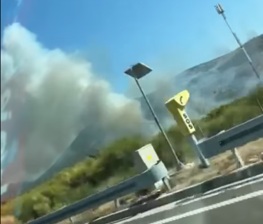 Požar kod Perkovića kojeg je izazvalo zapaljeno auto lokaliziran je