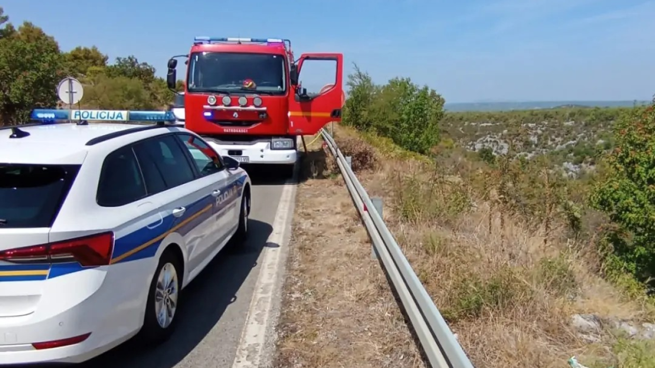 Gotov očevid: Na cesti blizu Tromilje smrtno stradao vozač (33), udario u početak zaštitne ograde i sletio s ceste