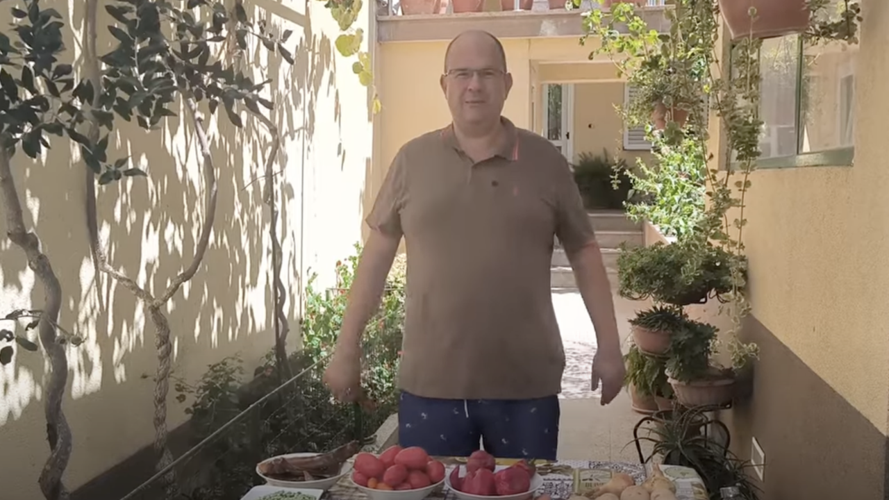 Obiteljska kužina by Ivo Kronja: Ljetna juha od pomidora i kožica od pršuta i pancete