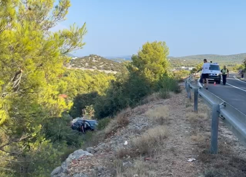 Užasna nesreća na Murteru: 21-godišnjak automobilom pogodio tri vozila, sletio s ceste u provaliju i preživio
