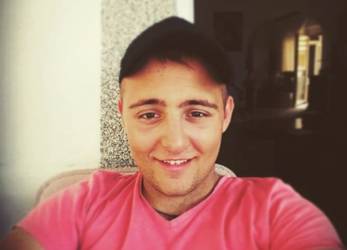 Humanitarna prodaja majica za Michaela Babića u sklopu Fešte o šaše i pulente u Vodicama