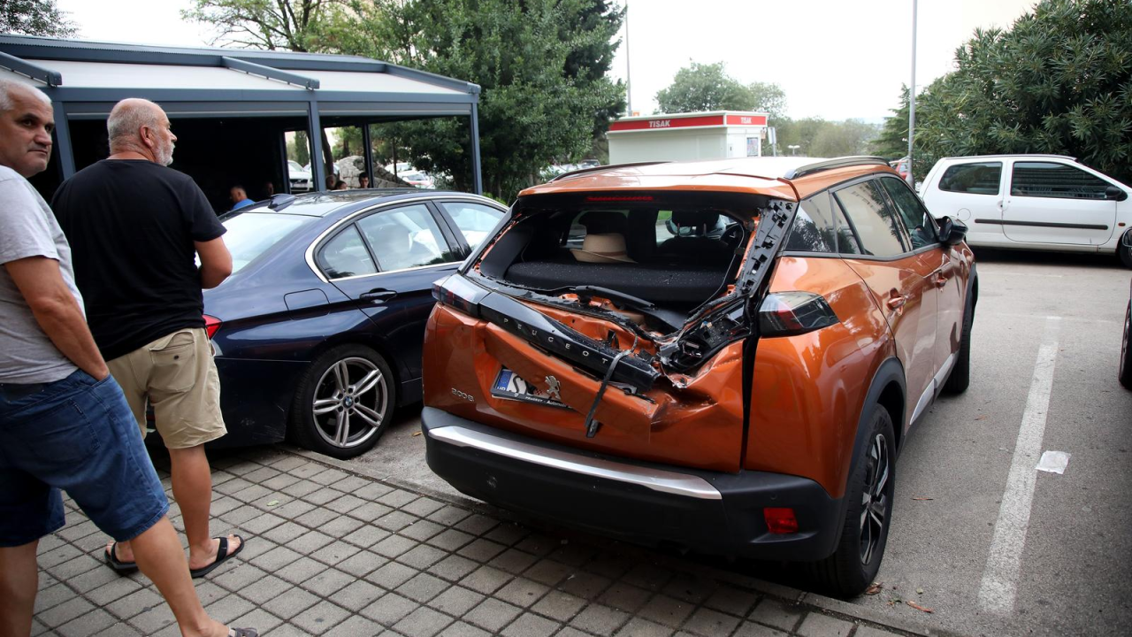 Srećom nitko nije stradao: Prilikom mijenjanja otvora na zgradi u Baldekinu, pala žbuka na parkirane automobile pokraj zgrade