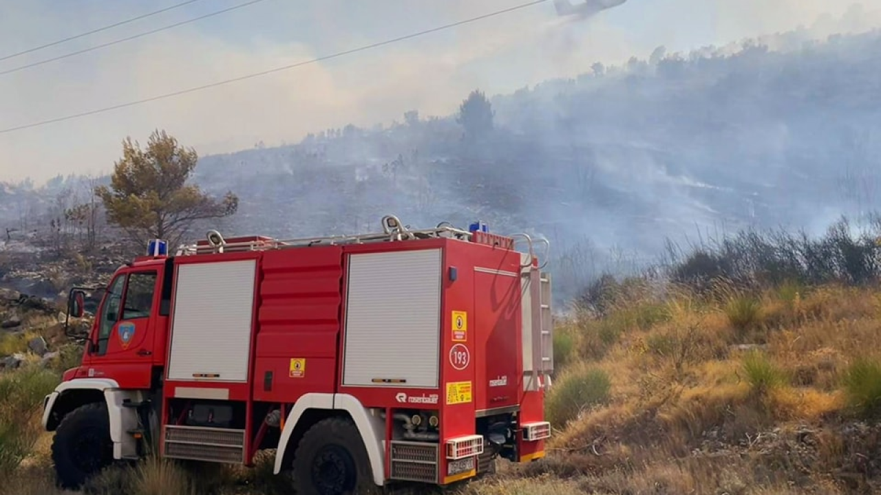 Požar na području Žrnovice i dalje aktivan, jedan vatrogasac ozlijeđen
