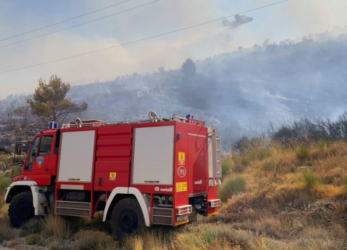 Požar na području Žrnovice i dalje aktivan, jedan vatrogasac ozlijeđen