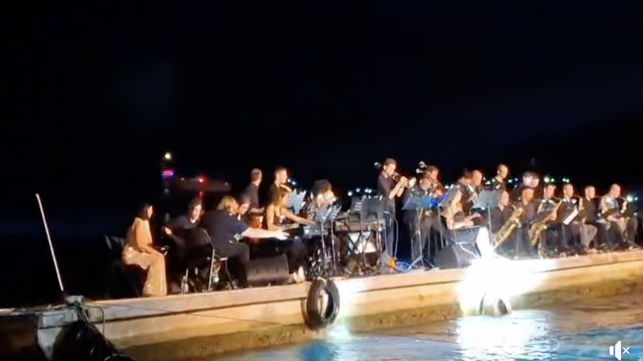 Ako ste mislili da je lako biti glazbenik, pogledajte Big Band Šibenik kako se ljulja na pontonu