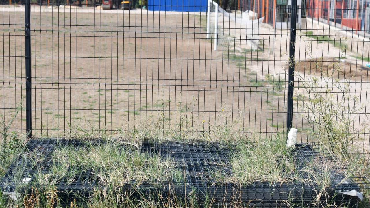 Vrućine i suše uzele danak: Travnjak stadiona u Crnici je u jako lošem stanju