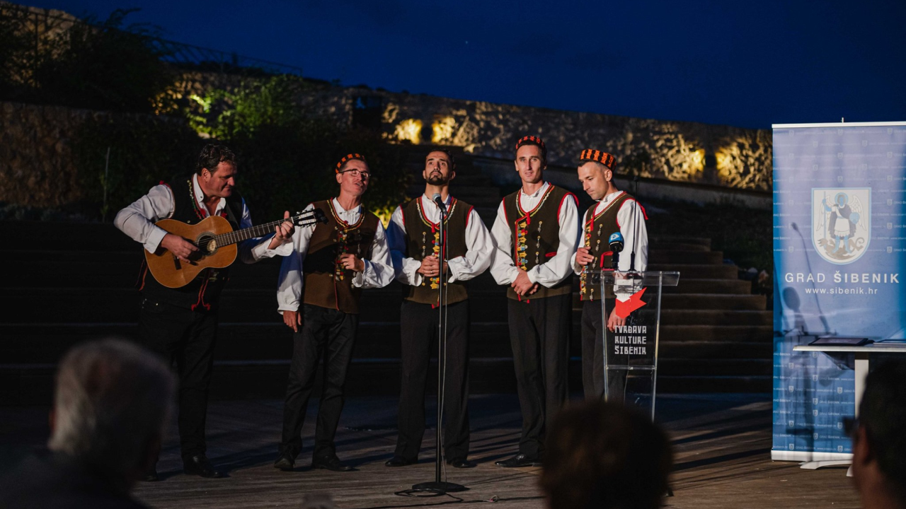 Klapa Bunari večeras na Maloj loži