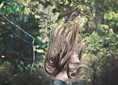 Gubitak kose je i kod žena normalan, ali kada se treba zabrinuti?