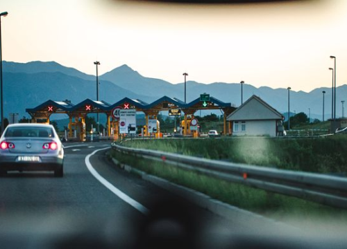 Kolnici mjestimice mokri i skliski u većem dijelu zemlje