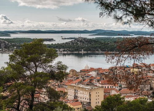 Oblačno s kišom, maksimalna temperatura 23 stupnja