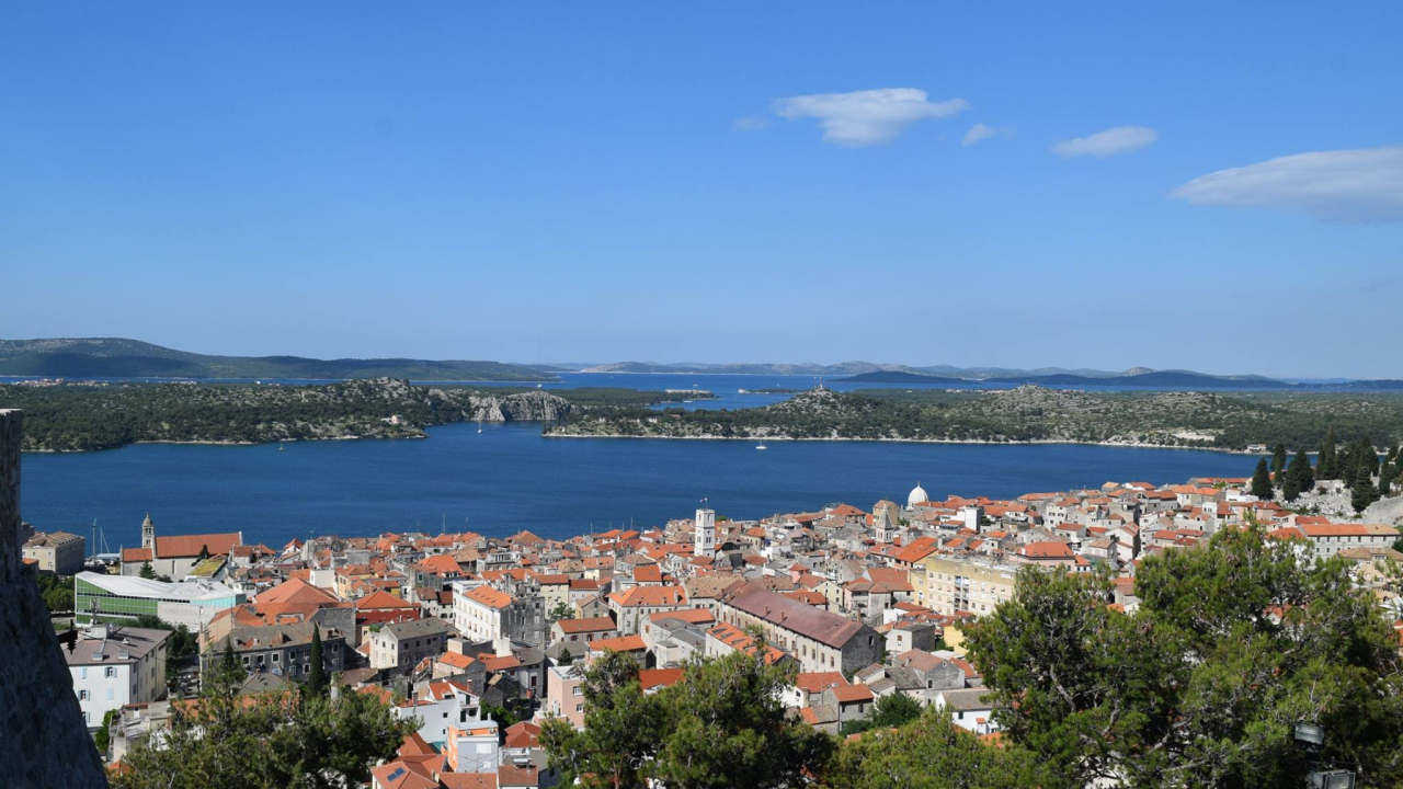 Sunčano i toplo, umjereno jugo