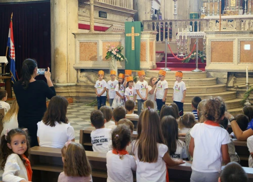 Fotografija 4 - Ususret Danu Grada i Biskupije, djeca posjetila katedralu: Uručena priznanja za najbolje dječje radove