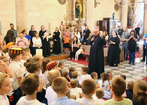 Fotografija 7 - Ususret Danu Grada i Biskupije, djeca posjetila katedralu: Uručena priznanja za najbolje dječje radove