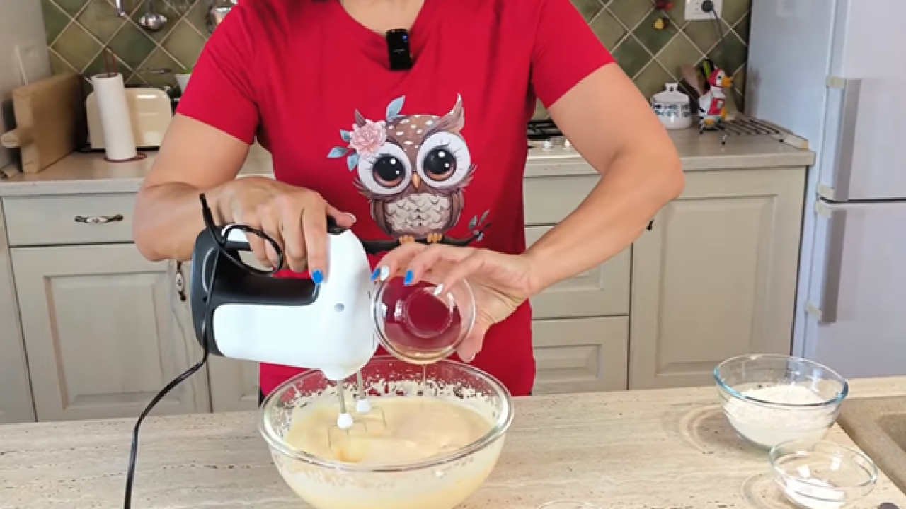 Obiteljska kužina by Ivo Kronja: Starinski kolač sa šljivama i orasima