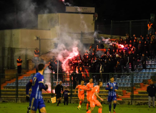 Šibenik kažnjen s 1800 eura zbog bačenih baklji na teren
