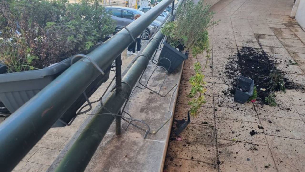 Vandali u centru Vodica porušili gredice sa cvijećem