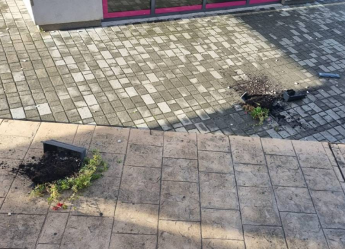 Fotografija 4 - Vandali u centru Vodica porušili gredice sa cvijećem