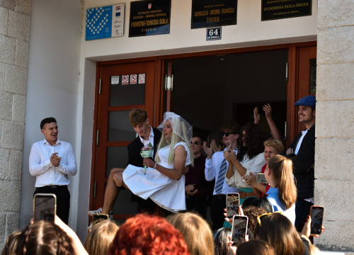 Veselo na Danima kruha u Gimnaziji: Dva učenika izrekli 'sudbonosno da'