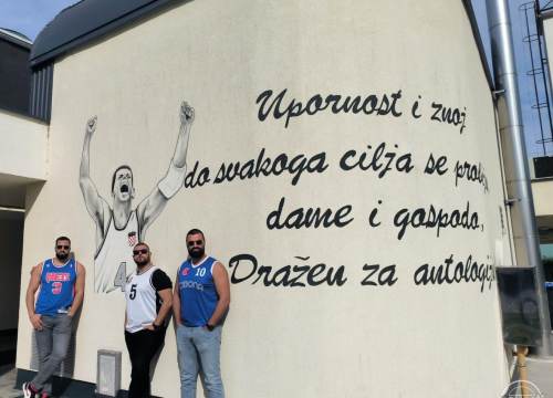 Fotografija 6 - Trojica prijatelja oslikali mural Draženu Petroviću u čast