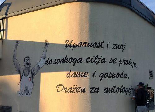 Fotografija 2 - Trojica prijatelja oslikali mural Draženu Petroviću u čast