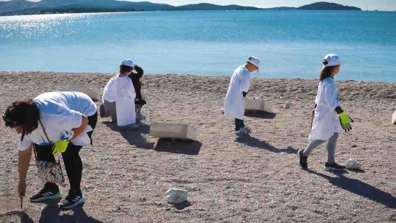 Preko sto volontera pridružilo se akciji čišćenja plaže na Rezalištu