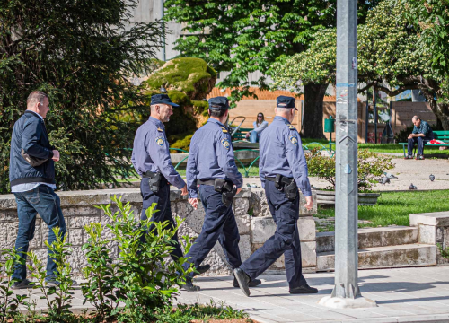 Lažni policajac uzeo novac od 86-godišnje Vodičanke. Kasno je shvatila da je prevarena