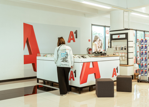 Fotografija 2 - Ne propustite performans atraktivne Poline Mytko u Mozartu!