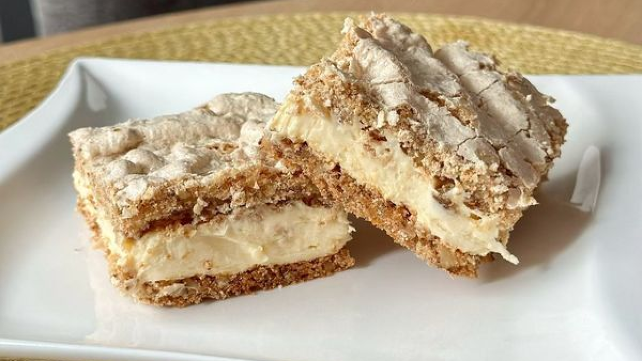 Recept za brzinsku slasticu sastavljenu od prhkih kora i divne kreme