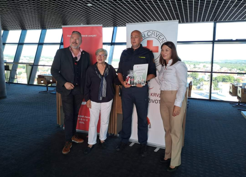 Fotografija 11 - Vodičani Robert Pašara i Slavko Minčić po sto puta darovali krv