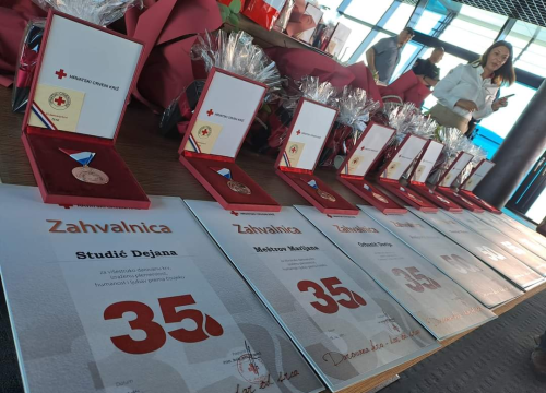 Fotografija 2 - Vodičani Robert Pašara i Slavko Minčić po sto puta darovali krv