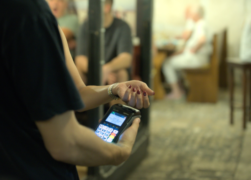 Fotografija 2 - Šibenski haker Denis Periša se zaručio: Naravno, zaručnički prsten je poseban, a i tehnološki napredan