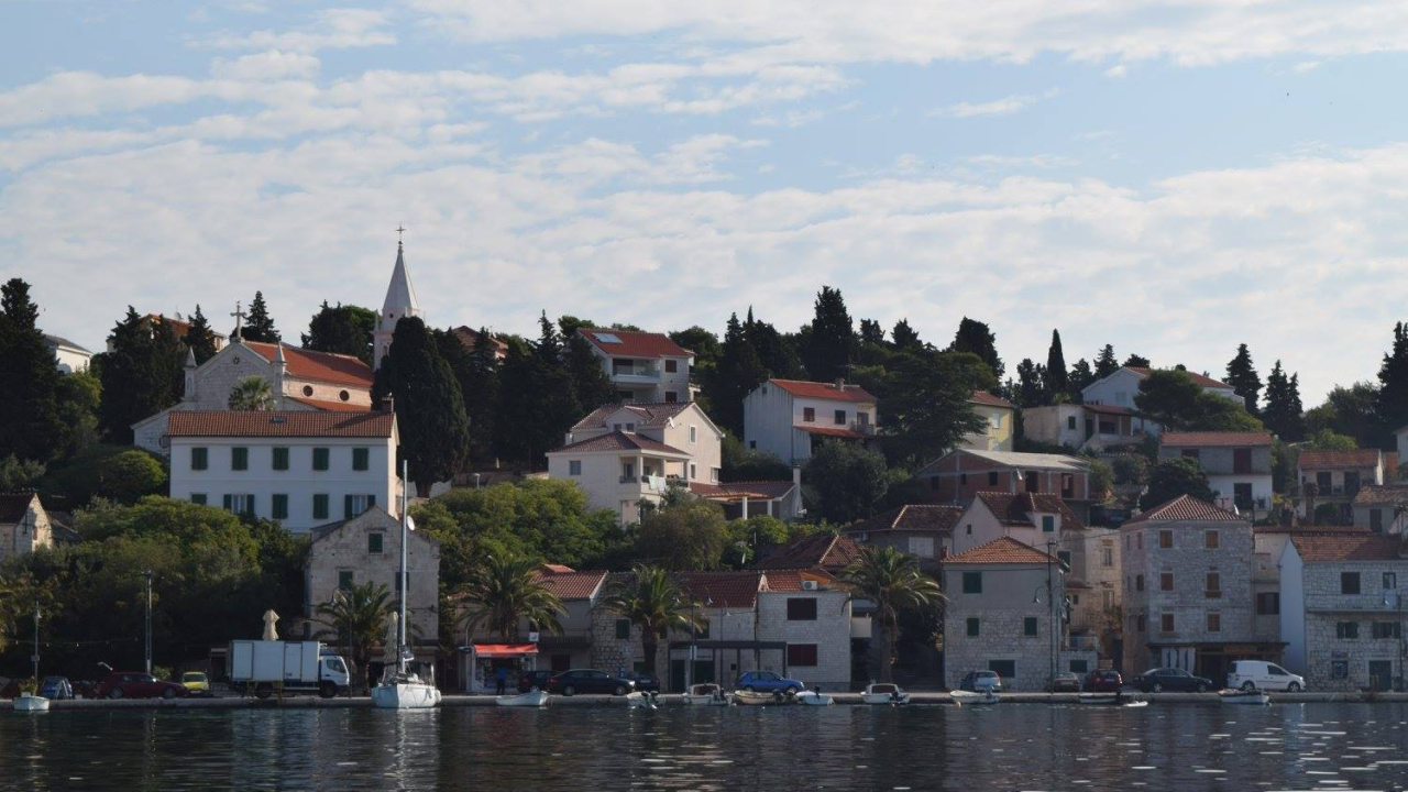 U Rogoznici do idućeg ljeta posebna regulacija prometa