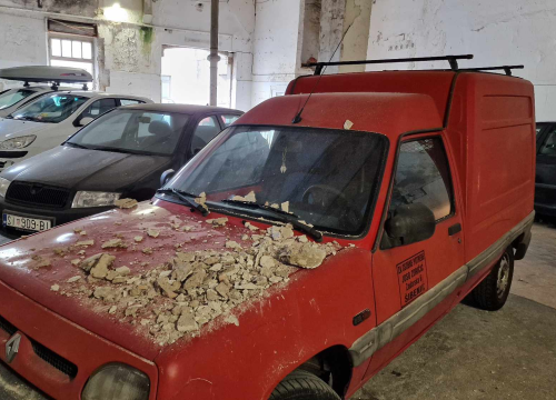 Zloglasna garaža u Šarinoj pekari još jednom opravdala nadimak: Rušio se strop po autima