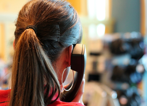 Poziv s nepoznatog broja: Kako prevaranti znaju vaše ime?