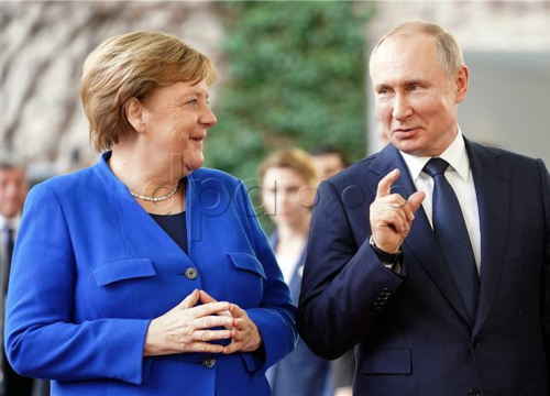 Putin tvrdi da nije htio prestrašiti Merkel sa psom Konijem