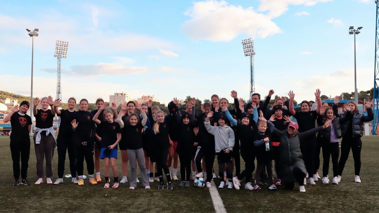 Smijeh, igra i učenje: Velik odaziv djevojčica na trening ženskog nogometa na Šubićevcu