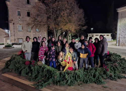 Ni snažna bura nije spriječila Prominske tiće da ukrase svoj trg