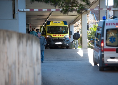 Automobilom kod Gimnazije naletio na pješakinju, ona završila u bolnici i s prekršajnim nalogom