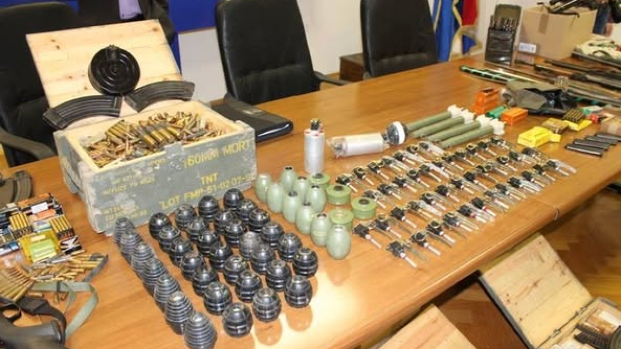 Starac (84) improvizirao s eksplozivom u Donjem Polju, policajci mu pronašli oružje i hrpu streljiva