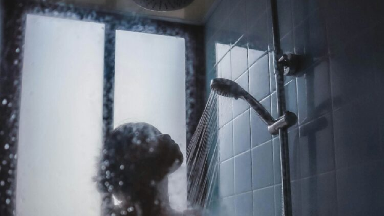 Kad je bolje tuširati se toplom, a kada hladnom vodom?