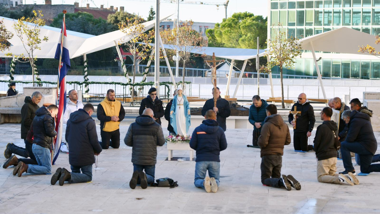 Evo opet molitelja: Muškarci klečali ispred gradske uprave u centru Šibenika