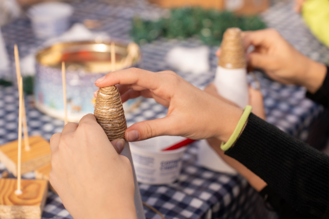 Toplina i zajedništvo: Kninski mališani na radionici izradili božićne borove