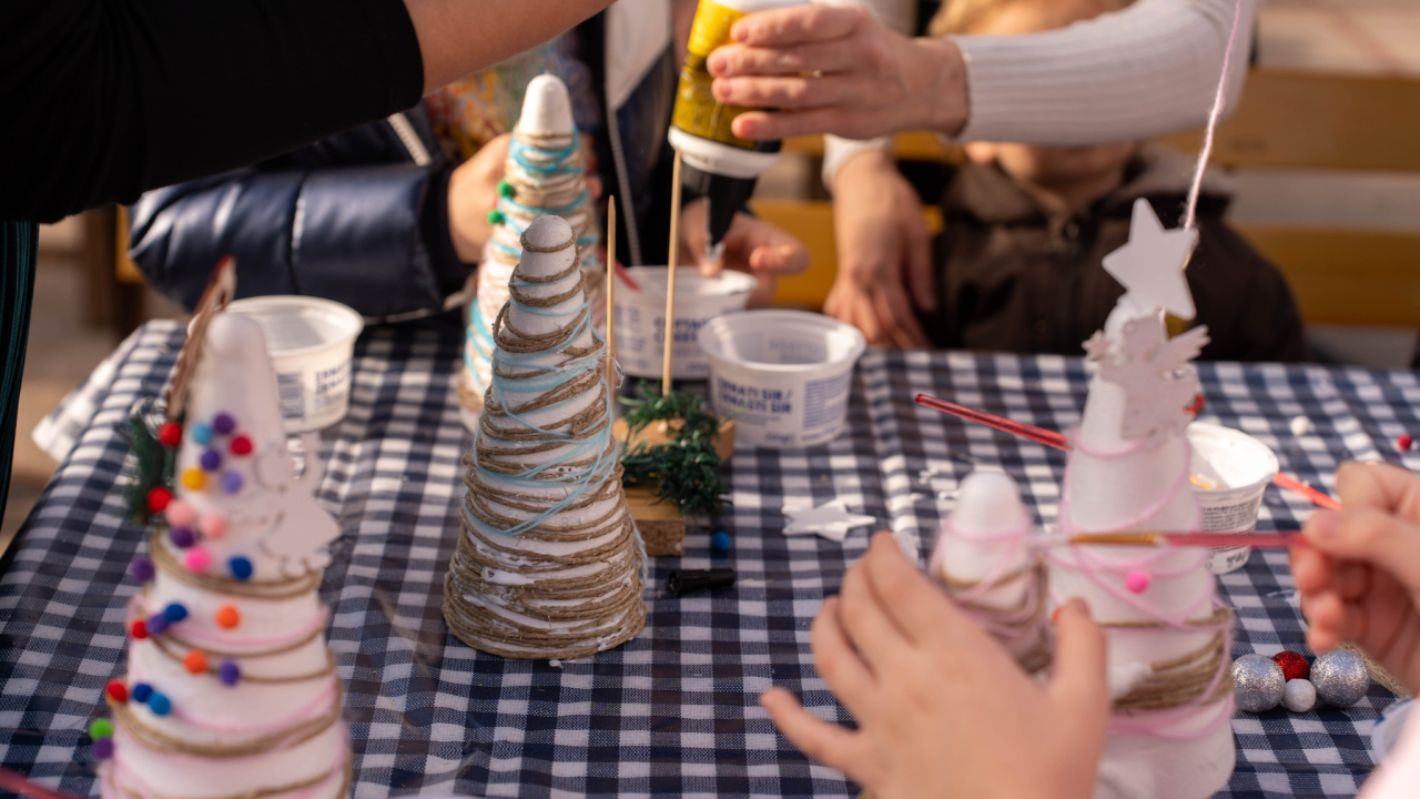 Toplina i zajedništvo: Kninski mališani na radionici izradili božićne borove
