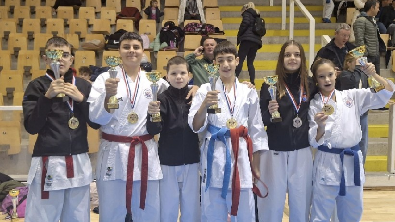 Karataši Osvita uzeli 13 medalja na turniru Dalmatinske lige i šest naslova ukupnih pobjednika natjecanja