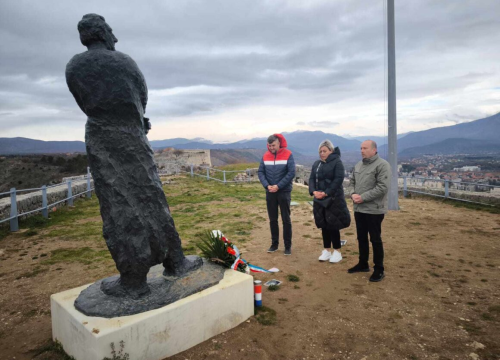 Mjesto sjećanja, zahvalnosti i ponosa: Polaganjem vijenaca na kninskoj Tvrđavi odana počast Franji Tuđmanu
