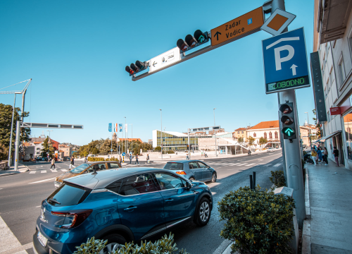 Na semaforu kod Poljane muškarac (30) bacio predmet na automobil 23-godišnjaka i oštetio ga