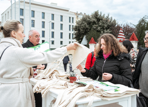Vrećice planule kao svjećice: Zeleni grad podijelio malo brdo platnenih kesa na Poljani