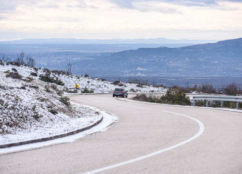 U prometu poteškoće zbog olujnog vjetra i snijega